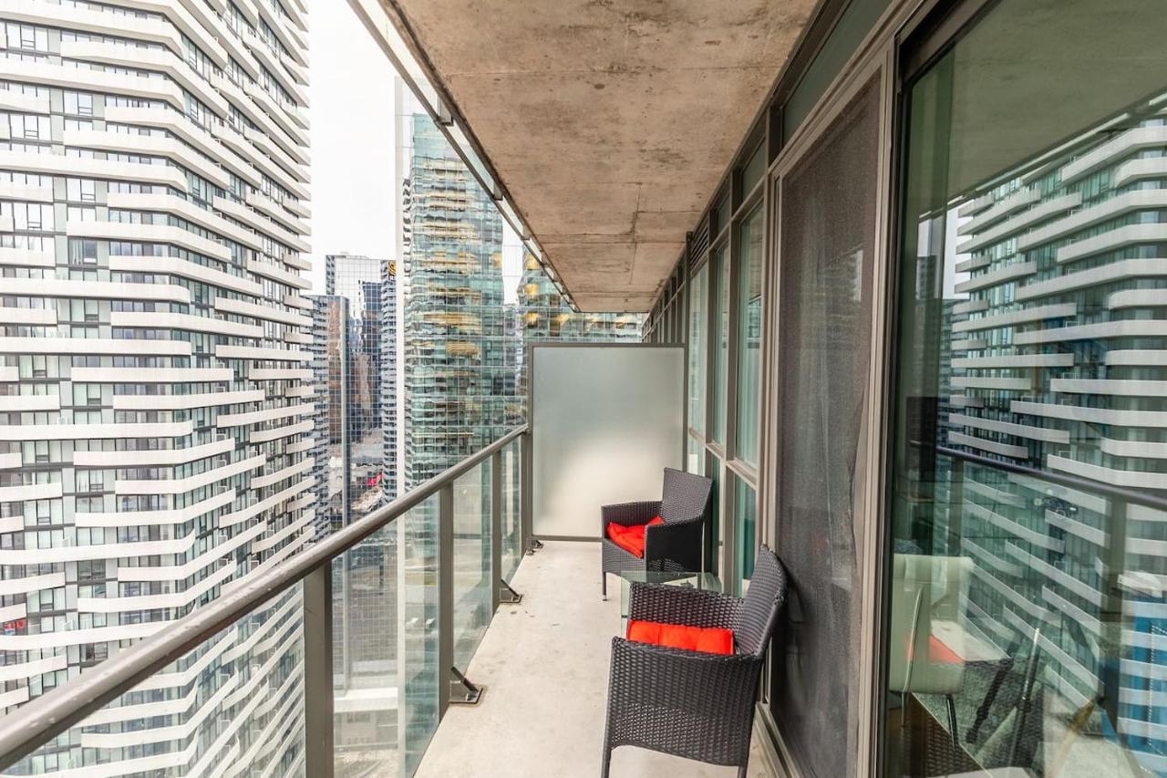 Апартаменти Gorgeous 1Br W/Parking Across The Scotiabank Arena Торонто Екстер'єр фото