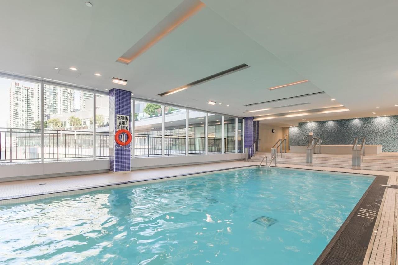Апартаменти Gorgeous 1Br W/Parking Across The Scotiabank Arena Торонто Екстер'єр фото