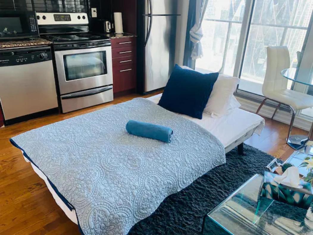Апартаменти Gorgeous 1Br W/Parking Across The Scotiabank Arena Торонто Екстер'єр фото