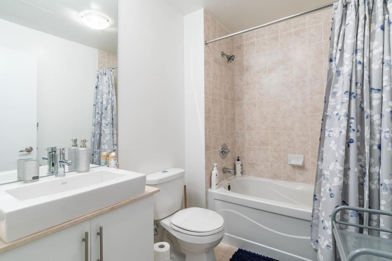 Апартаменти Gorgeous 1Br W/Parking Across The Scotiabank Arena Торонто Екстер'єр фото
