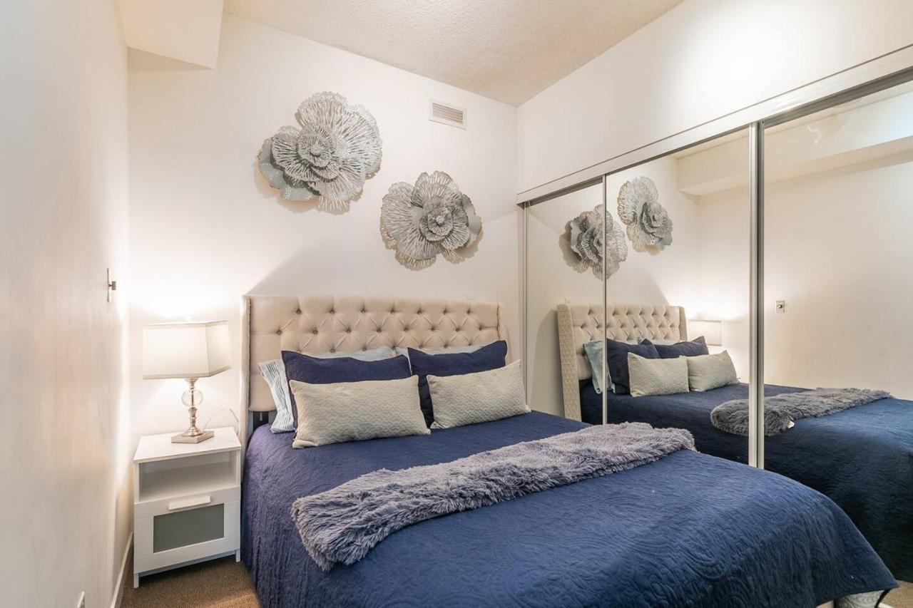 Апартаменти Gorgeous 1Br W/Parking Across The Scotiabank Arena Торонто Екстер'єр фото