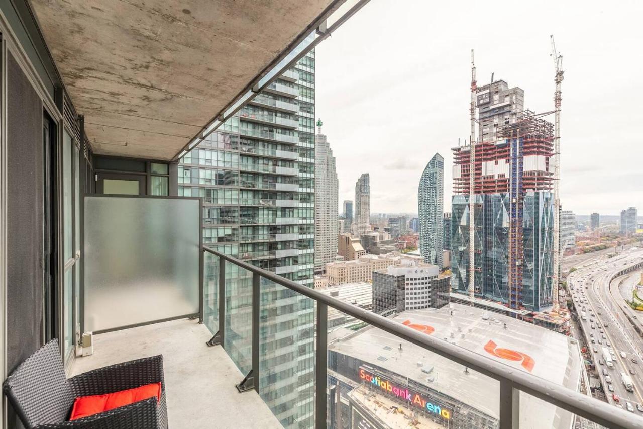 Апартаменти Gorgeous 1Br W/Parking Across The Scotiabank Arena Торонто Екстер'єр фото