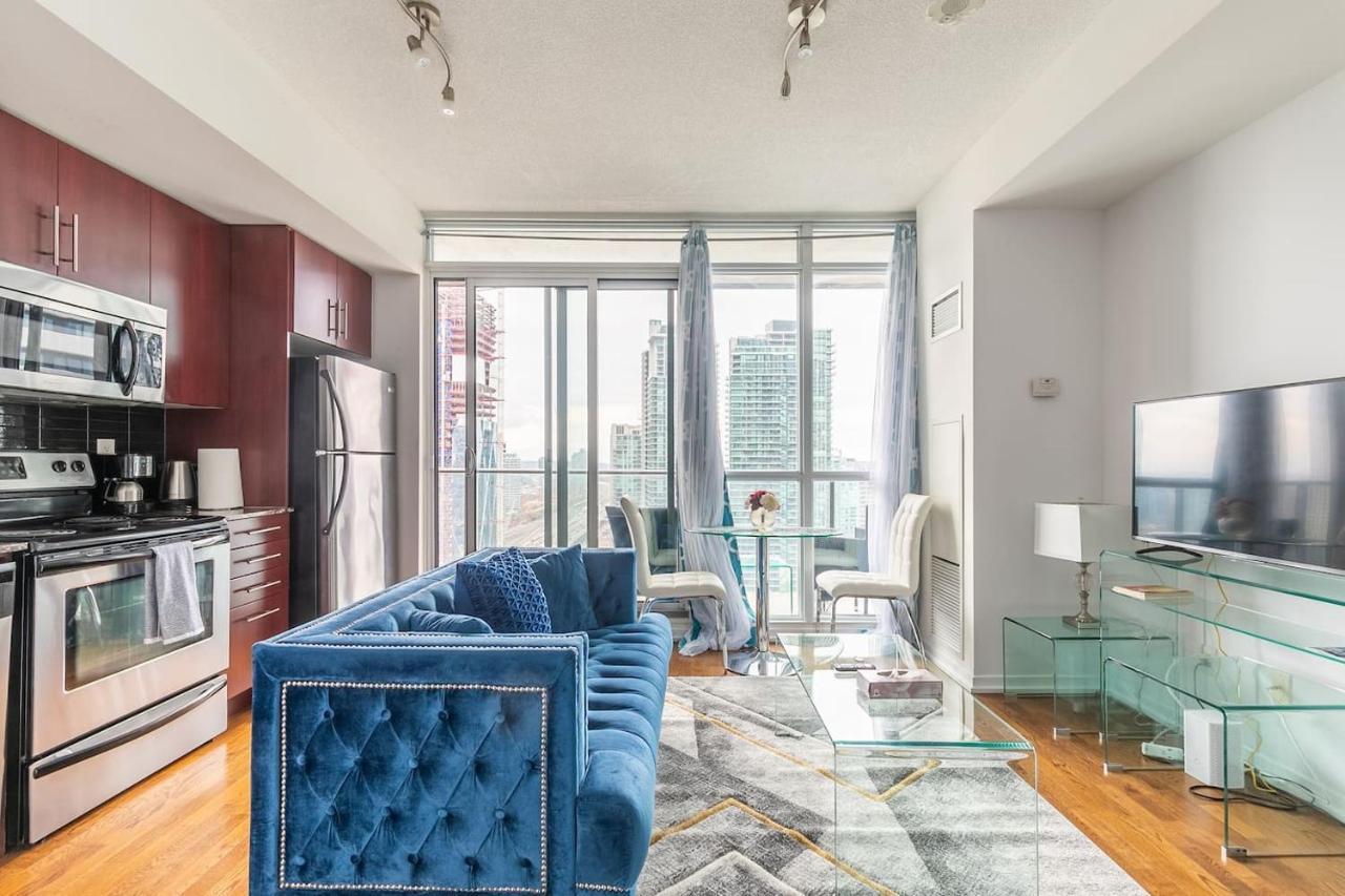 Апартаменти Gorgeous 1Br W/Parking Across The Scotiabank Arena Торонто Екстер'єр фото