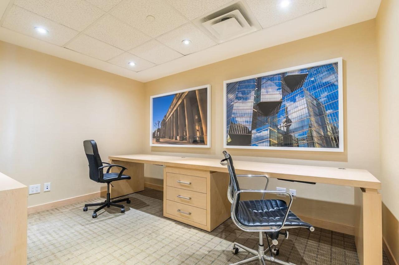 Апартаменти Gorgeous 1Br W/Parking Across The Scotiabank Arena Торонто Екстер'єр фото
