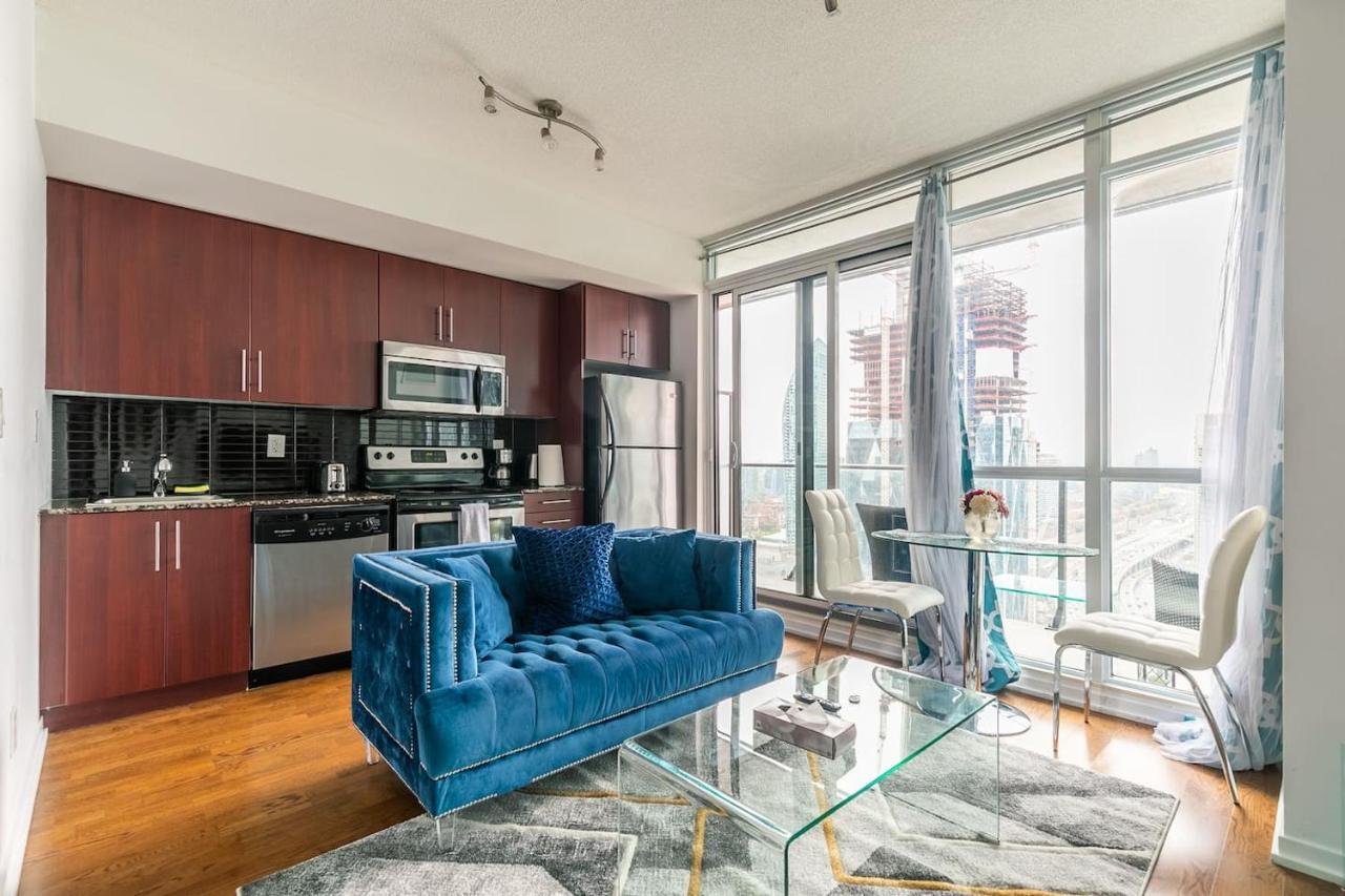 Апартаменти Gorgeous 1Br W/Parking Across The Scotiabank Arena Торонто Екстер'єр фото