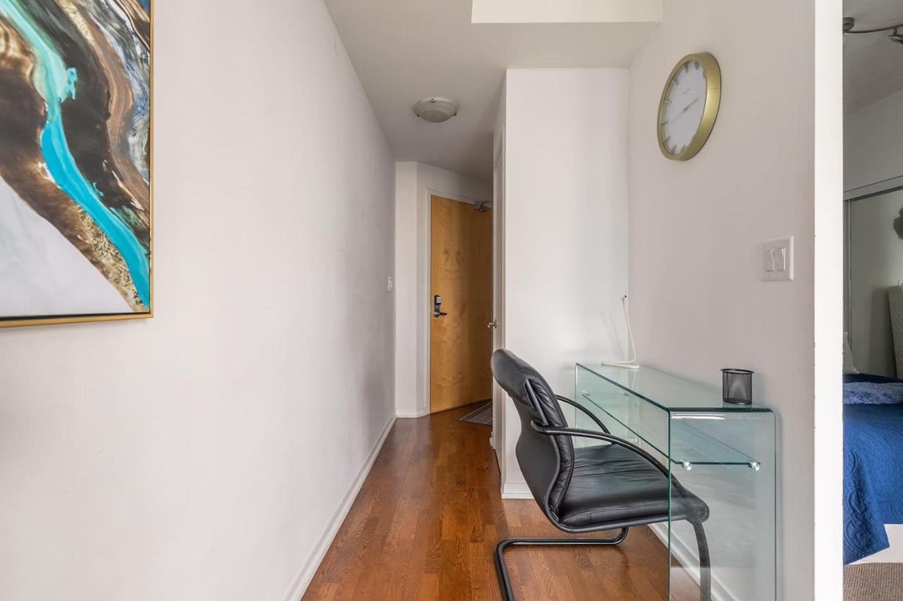 Апартаменти Gorgeous 1Br W/Parking Across The Scotiabank Arena Торонто Екстер'єр фото